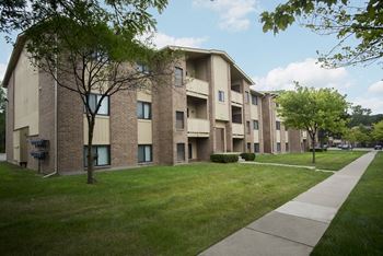 Perfectly manicured landscape surrounds Woodland Villa Apartments in Michigan 48185